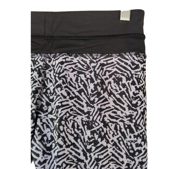 Lululemon Inspire Crop II All Full-On Luxtreme Black White Animal Print Size 6 - Picture 6 of 12